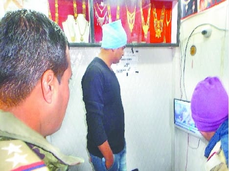 Female thief gang flown two lakhs Jewellery
